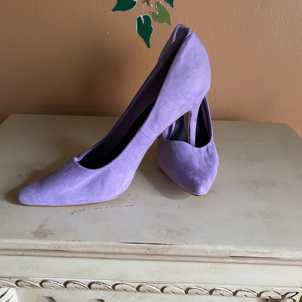 Lavender suede pumps by Mercer